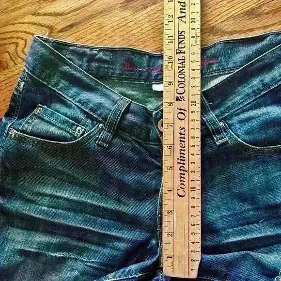 Levi’s classic jean cutoffs. Size 27. - Picture 11 of 11